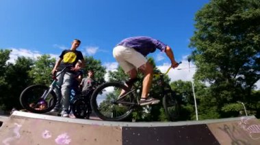 Genç bir adam Sumy, Ukrayna 'da bir kaykay parkında bisiklet üzerinde numaralar yapıyor. Adamın biri Ukrayna 'daki parkta BMX kullanıyor. Park of Culture and Leisure adını Sumy 'deki Kozhedub' dan almıştır..