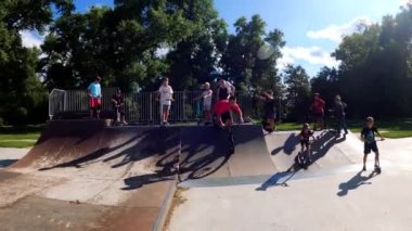 Genç bir adam Sumy, Ukrayna 'da bir kaykay parkında bisiklet üzerinde numaralar yapıyor. Adamın biri Ukrayna 'daki parkta BMX kullanıyor. Park of Culture and Leisure adını Sumy 'deki Kozhedub' dan almıştır..