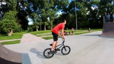 Genç bir adam Sumy, Ukrayna 'da bir kaykay parkında bisiklet üzerinde numaralar yapıyor. Adamın biri Ukrayna 'daki parkta BMX kullanıyor. Park of Culture and Leisure adını Sumy 'deki Kozhedub' dan almıştır..