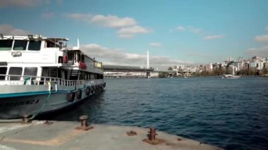 İstanbul 'daki Altın Boynuz Köprüsü manzarası, Trkiye. İstanbul 'da gemileri olan bir iskele. Boğaz boyunca tekneyle dolaşın. İstanbul Büyükşehir 'i. Altın Boynuz Körfezi