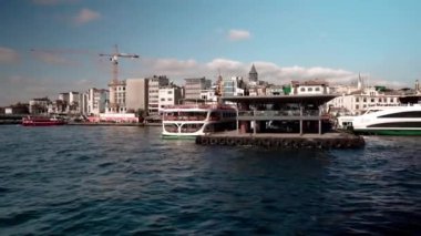 İstanbul 'daki Karakoy Ferry Rıhtımı. Karaköy Beyoğlu 'ndaki Karaköy İskelesi manzarası, İstanbul. Feribot istasyonu kafesi en üst katta, Avrupa kıyı şeridi ise kentin en üst kısmında.