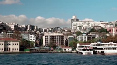 Geminin güvertesinden İstanbul 'un güzel manzarası. Gemi İstanbul 'da İstanbul Boğazı boyunca yol alıyor.