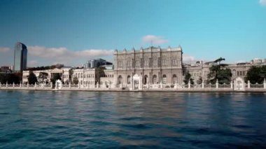 Türkiye 'nin İstanbul kentindeki Dolmabahçe Sarayı' nın teknesinden görüntü. İstanbul 'da İstanbul' un Avrupa yakasında, Beşiktaş ve Kabatas ilçelerinin sınırında, Osmanlı sultanlarının sarayı.