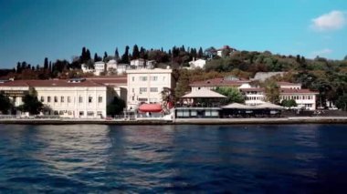 Geminin güvertesinden İstanbul 'un güzel manzarası. Gemi İstanbul 'daki İstanbul Boğazı boyunca yol alıyor. Boğaz teknesi gezisi.