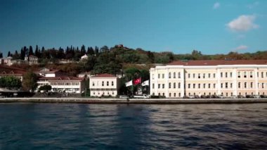 İstanbul 'daki Galatasaray Üniversitesi. İstanbul 'un Beşiktaş ilçesinde yer alan bir devlet yükseköğretim kurumu. Türkiye 'nin en prestijli üniversitelerinden biri