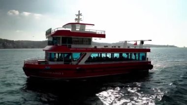 İstanbul, Türkiye 'de yatta insanlarla dolu bir gemiden görüntü. Gemi İstanbul 'daki Golden Horn Körfezi boyunca yol alıyor. Geminin güvertesinden şehrin güzel manzarası.