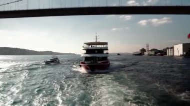 İstanbul 'daki Fatih Sultan Mahmet Köprüsü. İstanbul, Türkiye 'de bir yatta Türk bayrağı. İstanbul Boğazı boyunca insan taşıyan bir gemi. 