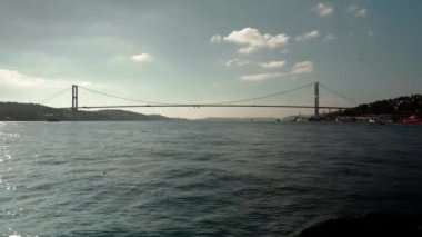 İstanbul 'daki Fatih Sultan Mahmet Köprüsü. İstanbul 'daki Boğaz üzerindeki ikinci asma köprü. Köprü İstanbul 'un Avrupa ve Asya taraflarını birbirine bağlıyor.