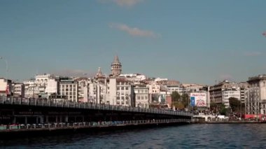 İstanbul 'daki Galata Köprüsü ve Galata Kulesi. Bir teknenin güvertesinden Galata Köprüsü ve Galata Kulesi 'nin manzarası. Boğaz Gezisi. İstanbul, Türkiye 'de tekne gezisi.