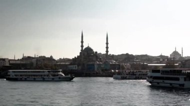 İstanbul 'daki Yeni Cami' nin manzarası bir tekneden. Valide Sultan Camii, İstanbul, Türkiye. Boğaz Gezisi. İstanbul, Türkiye 'de tekne gezisi. 