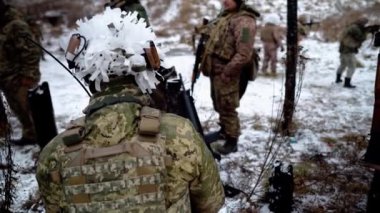 Askerler askeri alanda makineli tüfekle atış talimi yapıyorlar. Kuzey Avrupa 'da kışları askerler ateşli silahlarla ateş ediyorlar. Askeri eğitim.