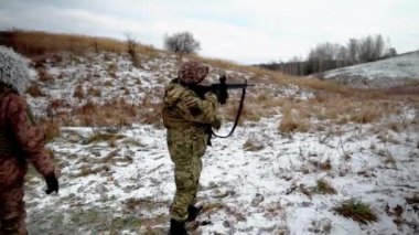 Askerler askeri alanda makineli tüfekle atış talimi yapıyorlar. Kuzey Avrupa 'da kışları askerler ateşli silahlarla ateş ediyorlar. Askeri eğitim.