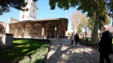 Türkiye, İstanbul 'daki Topkapı Sarayı. Osmanlı İmparatorluğu 'nun ana sarayı 19. yüzyılın ortalarına kadar İstanbul' daydı. İstanbul 'daki Topkapı Sarayı' nın güzel avlusu.