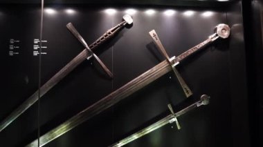 Türkiye, İstanbul 'daki Topkapı Sarayı. Topkapı Müzesi 'nde silah ve zırh sergisi. Osmanlı hükümdarlarının keskin silahları. Silah koleksiyonu. Topkapı Sarayı 'nda silah bölümü.