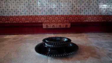 Türkiye, İstanbul 'daki Topkapı Sarayı. Osmanlı İmparatorluğu 'nun ana sarayı 19. yüzyılın ortalarına kadar İstanbul' daydı. Topkapı Sarayı 'ndaki kanepe. Sarayın içinde.