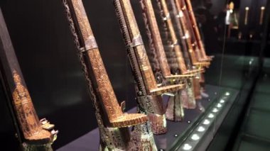 Türkiye, İstanbul 'daki Topkapı Sarayı. Topkapı Sarayı 'nda silah bölümü. Ateşli silahlar. Dekoratif silahlarla donatılmış. 18.-19. yüzyılın kalelerini savunmak için büyük kalibreli silahlar.