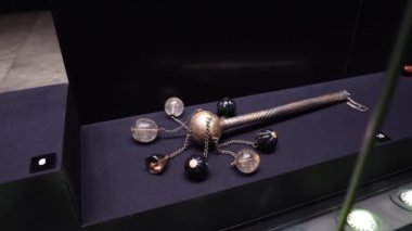 Türkiye, İstanbul 'daki Topkapı Sarayı. Topkapı Müzesi 'nde silah ve zırh sergisi. Osmanlı hükümdarlarının soğuk çeliğini ezmek. Topuz. Osmanlı hükümdarlarının soğuk silahları.