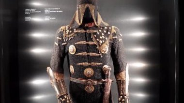 Osmanlı Sultan III. Mustafa 'ya ait altın zırh. Sultan III. Mustafa 'nın zırhı. Türkiye, İstanbul 'daki Topkapı Sarayı. Antik Türk metali ve deri zırhı