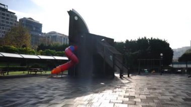 İstanbul 'daki Miniatürk Parkı' nda oyun sahası. Miniatürk Parkı İstanbul, Trkiye. Çocuklar için yapılar. Parktaki çocuk eğlencesi.