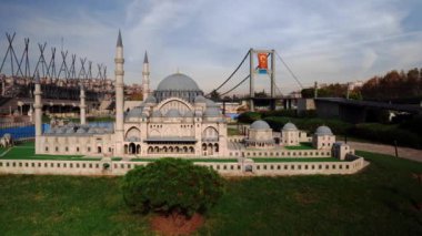 İstanbul 'daki Miniatürk Parkı. İstanbul 'un Miniatürk Parkı' ndaki Sultanahmet Camii. Minyatür model Miniatürk Parkı, İstanbul, Türkiye. Türkiye 'nin mimari nesnelerinin modeli.  