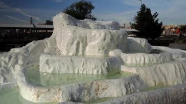Pamukkale 'nin minyatür modeli Miniatürk Parkı, İstanbul, Türkiye. İstanbul, Türkiye 'deki Miniatürk Parkı. Termal yayların kopyası. Türkiye 'de mimari nesnelerin modeli.