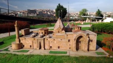 İstanbul, Miniatürk Parkı 'ndaki Ulu Cami Camii' nin kopyası. Miniatürk Parkı İstanbul, Trkiye. Mimari nesnelerin modeli
