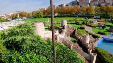 İstanbul 'daki Miniaturk Parkı' ndaki Rumelihisar Kalesi. İstanbul, Türkiye 'deki Miniatürk Parkı. Mimari nesnelerin modeli. Parkta yürüyen insanlar.