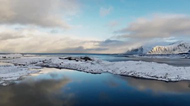 Lofoten adalarındaki Fredvang köprüsünün insansız hava aracı görüntüsü inanılmaz. Norveç 'in kuş bakışı manzarası. Sandbotnen Sahili, Fredvang Köyü, Lofoten Adaları.
