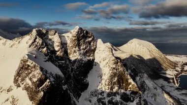 Norveç 'teki dağların insansız hava aracı manzarası inanılmaz. Flakstadbruene, Fredvang Köyü, Lofoten Adaları.