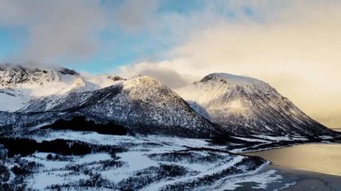 Norveç 'teki dağların insansız hava aracı manzarası inanılmaz. Flakstadbruene, Fredvang Köyü, Lofoten Adaları.