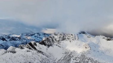 Norveç 'teki dağların insansız hava aracı manzarası inanılmaz. Flakstadbruene, Fredvang Köyü, Lofoten Adaları.