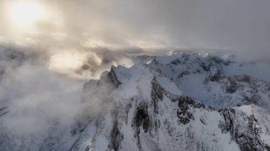 Norveç 'teki dağların insansız hava aracı manzarası inanılmaz. Flakstadbruene, Fredvang Köyü, Lofoten Adaları.