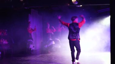 Geleneksel flamenko dansçıları Barcelona 'da canlı bir İspanyol restoranında sahne alarak otantik kostümler, müzik ve tutkulu hareketler sergilediler.