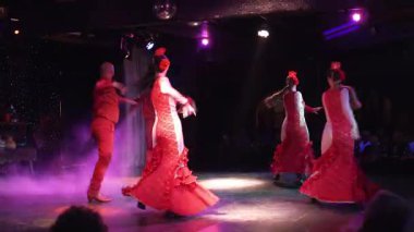 Geleneksel flamenko dansçıları Barcelona 'da canlı bir İspanyol restoranında sahne alarak otantik kostümler, müzik ve tutkulu hareketler sergilediler.