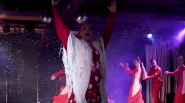 Geleneksel flamenko dansçıları Barcelona 'da canlı bir İspanyol restoranında sahne alarak otantik kostümler, müzik ve tutkulu hareketler sergilediler.