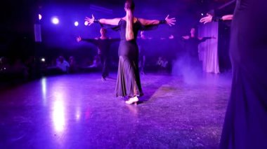 Geleneksel flamenko dansçıları Barcelona 'da canlı bir İspanyol restoranında sahne alarak otantik kostümler, müzik ve tutkulu hareketler sergilediler.