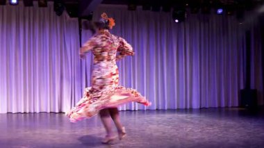 Geleneksel flamenko dansçıları Barcelona 'da canlı bir İspanyol restoranında sahne alarak otantik kostümler, müzik ve tutkulu hareketler sergilediler.