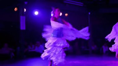 Geleneksel flamenko dansçıları Barcelona 'da canlı bir İspanyol restoranında sahne alarak otantik kostümler, müzik ve tutkulu hareketler sergilediler.