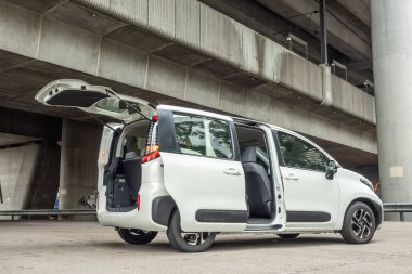 Hong Kong, Çin 2 Şubat 2023: Toyota Sienta MPV 2023 Test sürüşü 2 Şubat 2023, Hong Kong.