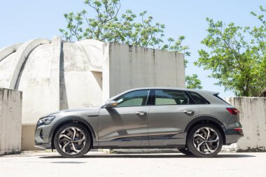 Hong Kong, Çin 4 Mayıs 2023: Audi Q8 e-tron SUV 2023 Test sürüşü 4 Mayıs 2023, Hong Kong.