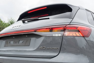 Hong Kong, Çin 19 Temmuz 2023: Audi Q4 e-tron SUV 2023 Test sürüşü 19 Temmuz 2023, Hong Kong.