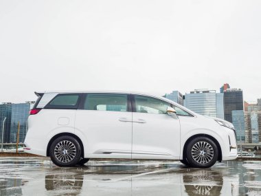 Hong Kong, Çin 15 Temmuz 2024 Denza D9 EV 2024 Test sürüşü 15 Temmuz 2024, Hong Kong.