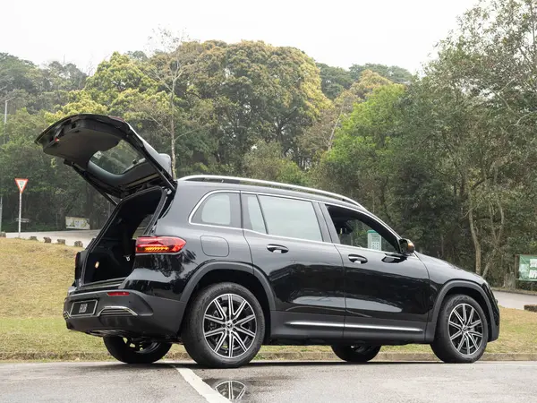 Hong Kong, Çin 13 Mart 2025 Mercedes-Benz EQB EV SUV 13 Mart 2025, Hong Kong.