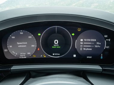 Hong Kong, Çin 24 Ocak 2025: Porsche Macan Turbo EV İç İşleri 24 Ocak 2025, Hong Kong.