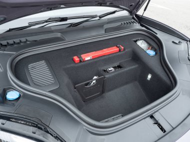 Hong Kong, Çin 24 Ocak 2025: Porsche Macan Turbo EV Test Günü 24 Ocak 2025, Hong Kong.