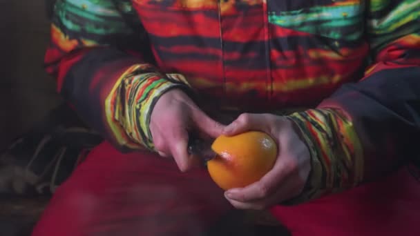 Detailní Záběr Lidí Ruce Řezání Pomerančové Ovoce Chladné Divoké Přírodě — Stock video