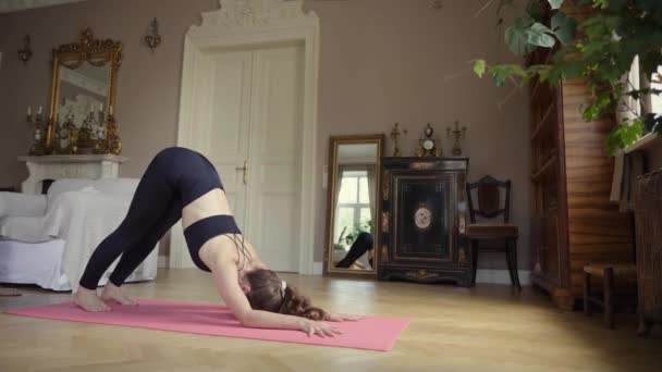 미니멀리즘 방에서 조용한 여성은 우아한 속에서 균형과 웰빙을 구현하는 연습에 — 비디오