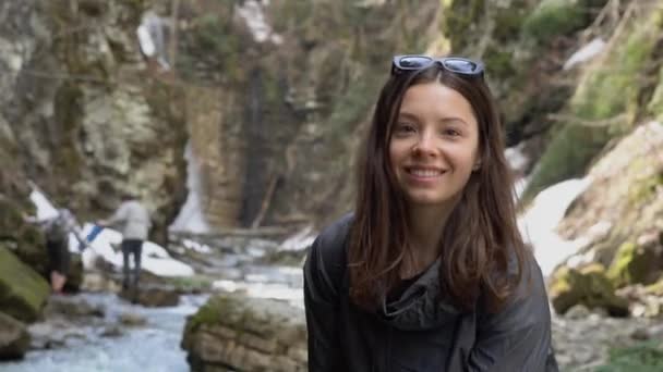 Девушка Улыбается Камеру Уходит Открывая Великолепные Скалы Реку Весной — стоковое видео
