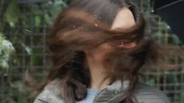 Ciemne Włosy Brunetka Zimie Potrząsa Głową Więc Kawałki Śniegu Mogą — Wideo stockowe