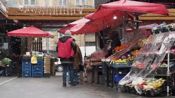 Jóvenes Ancianos Con Máscaras Compras Nieve Caen Tienda Frutas Verduras — Vídeos de Stock